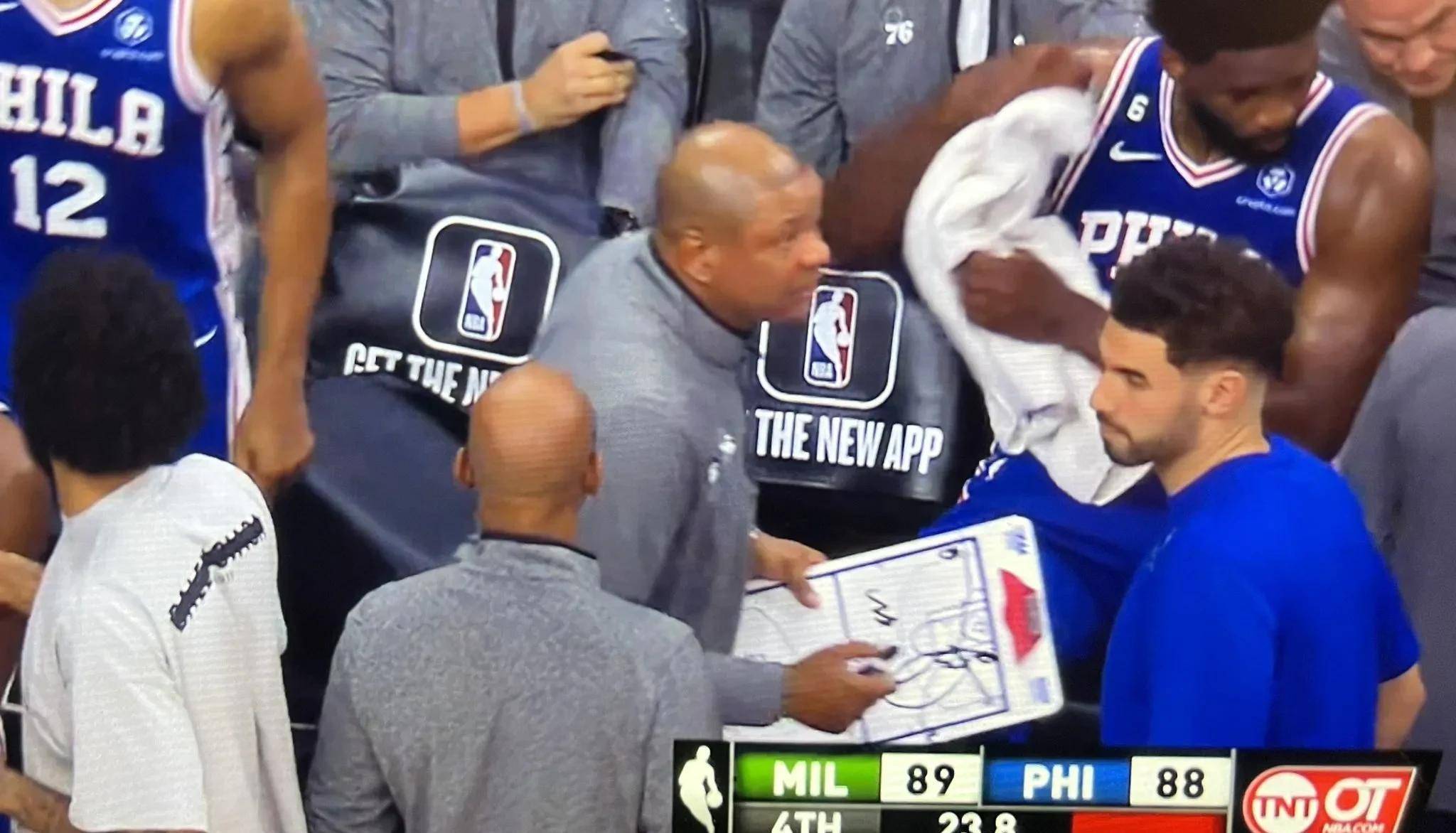 队内争斗激烈,教练组调整战术(教练在布置战术时讲到了常用的比赛阵型) 队内争斗激烈,教练组调整战术(教练在布置战术时讲到了常用的比赛阵型)