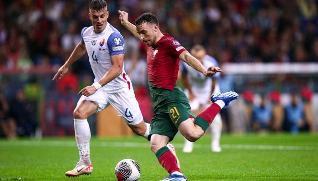 爱游戏登录入口-葡萄牙队力斩挪威，主场豪取三分(葡萄牙队力斩挪威,主场豪取三分球)