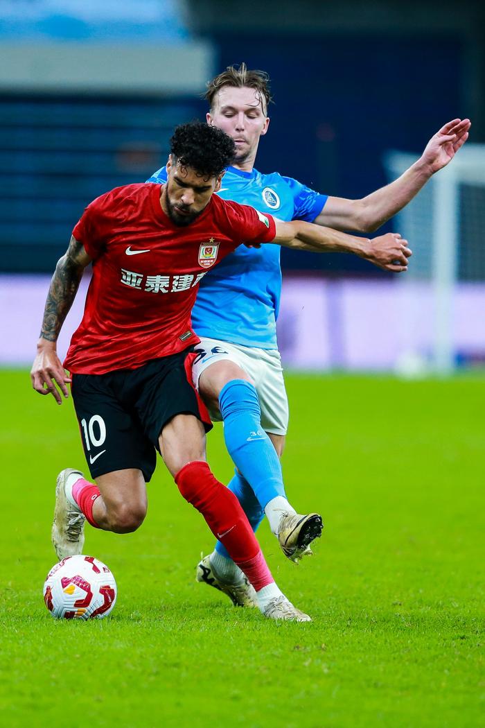 深圳队在中超中打出封盖,被誉为全场沸腾 深圳队在中超中打出封盖,被誉为全场沸腾