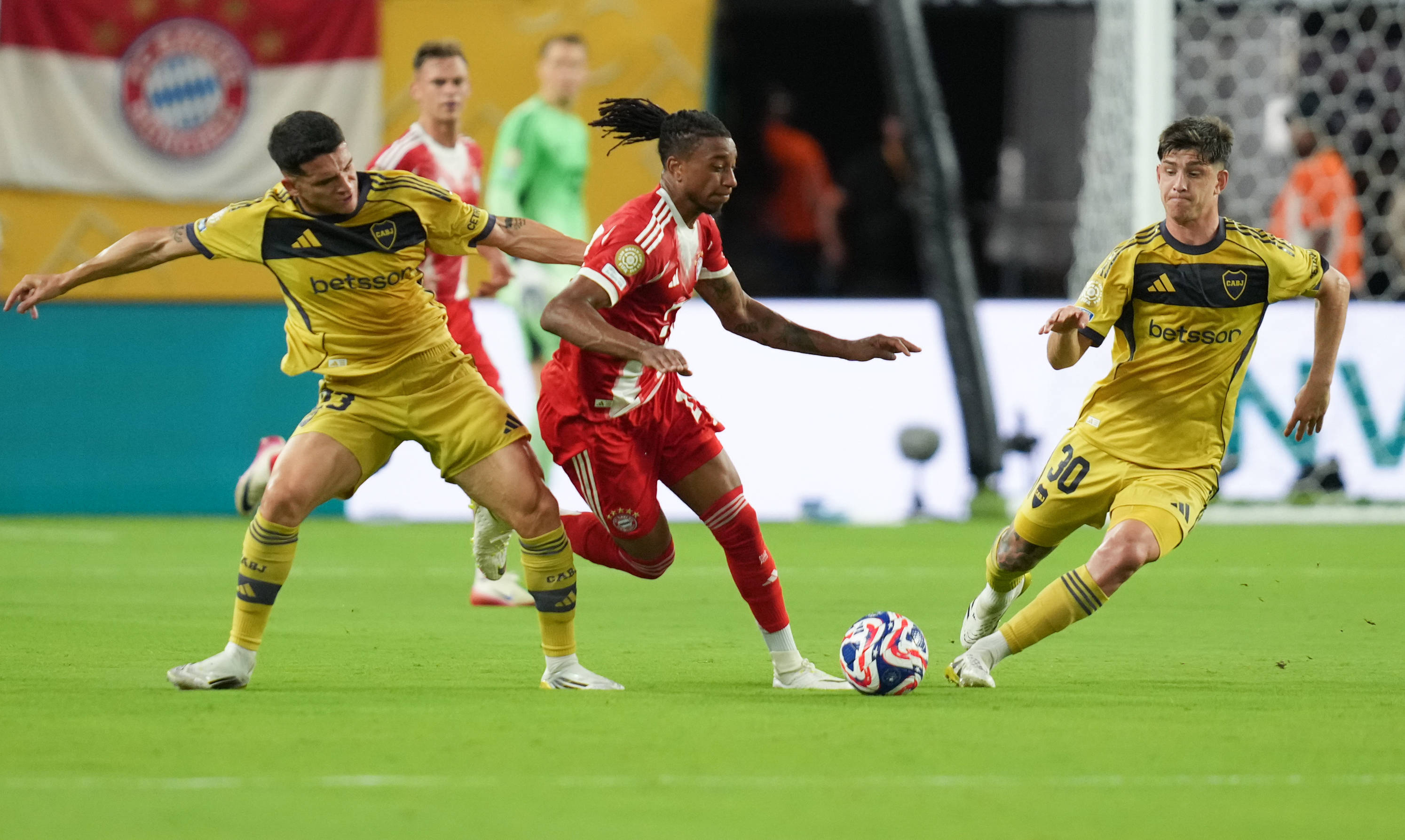 爱游戏官方登录入口-拜仁慕尼黑队全队出击，战胜对手晋级