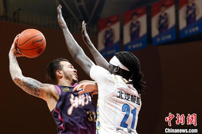 双方球员技术娴熟,场下球迷鼓劲呐喊 双方球员技术娴熟,场下球迷鼓劲呐喊