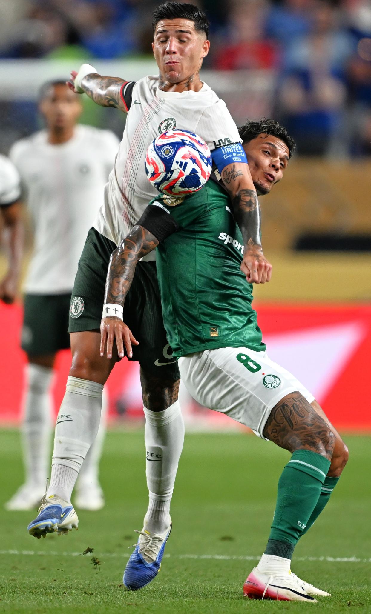 爱游戏登录-切尔西队员庆祝胜利晋级淘汰赛