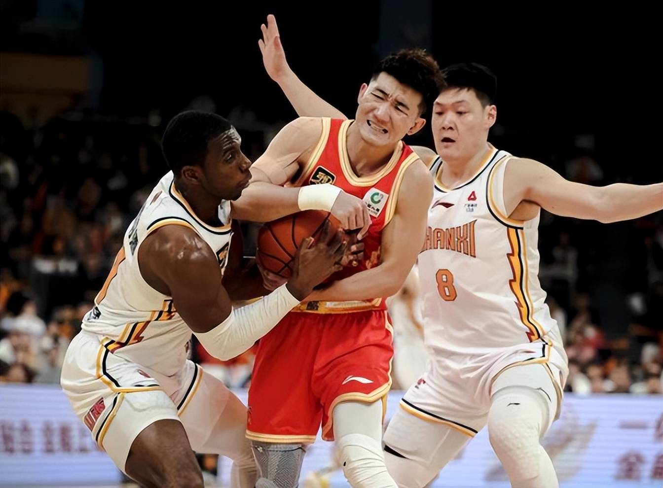 爱游戏体育地址-强强对话，国内职业篮球联赛场上争夺胜利的简单介绍