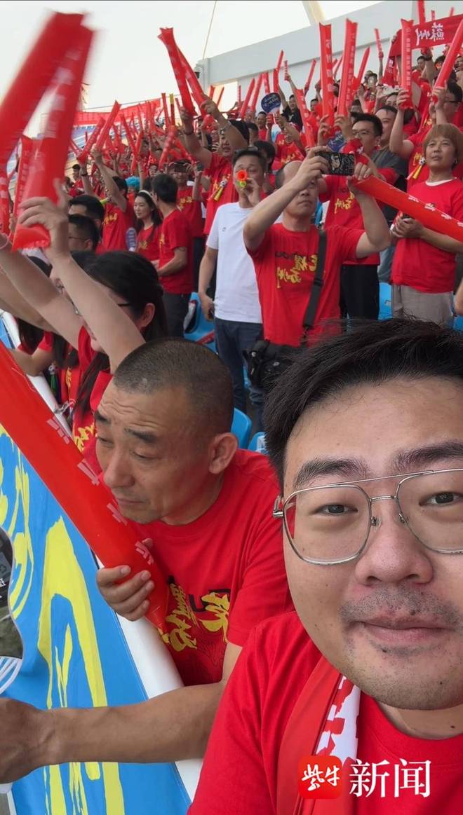 爱游戏在线-收获胜利的喜悦，球迷为球队加油呐喊