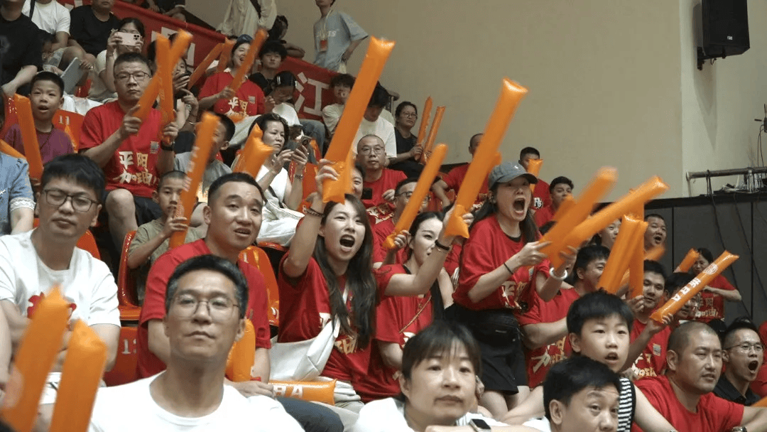 收获胜利的喜悦,球迷为球队加油呐喊 收获胜利的喜悦,球迷为球队加油呐喊