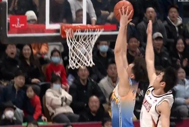 爱游戏体育直播-江苏队惊险战胜新疆队，上演逆转