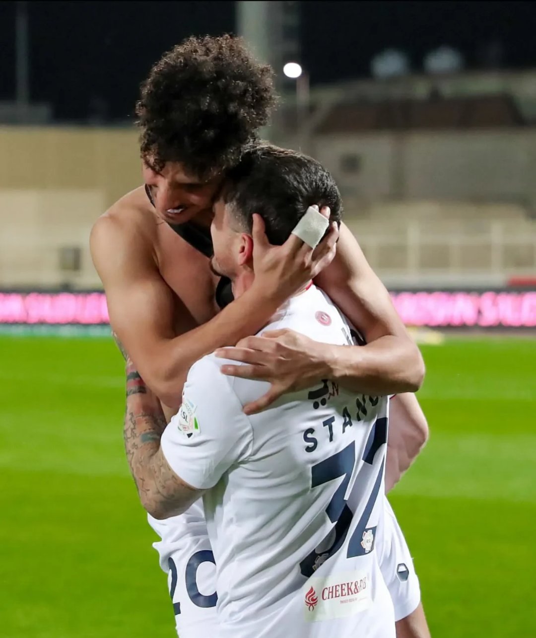 爱游戏亚洲官网-姆巴佩赛后与亚马尔深情拥抱致意，暖心一幕令球迷感动的简单介绍