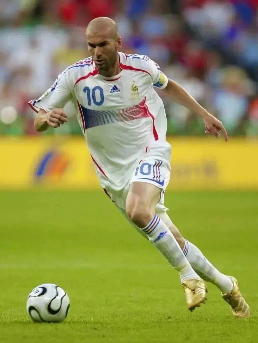 足球巨星华丽表演,惊艳全场 足球巨星华丽表演,惊艳全场