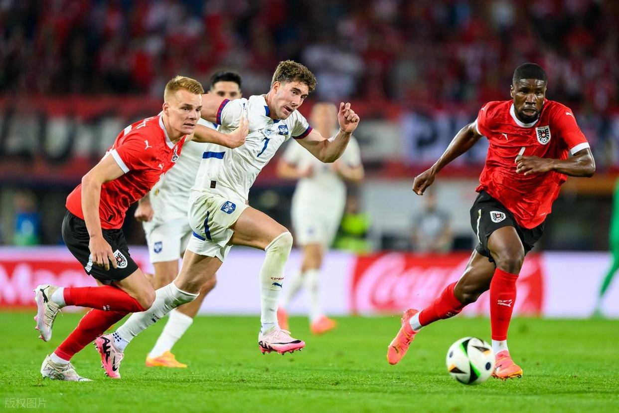 爱游戏中国官网-汉堡球员受伤下场，影响球队发挥