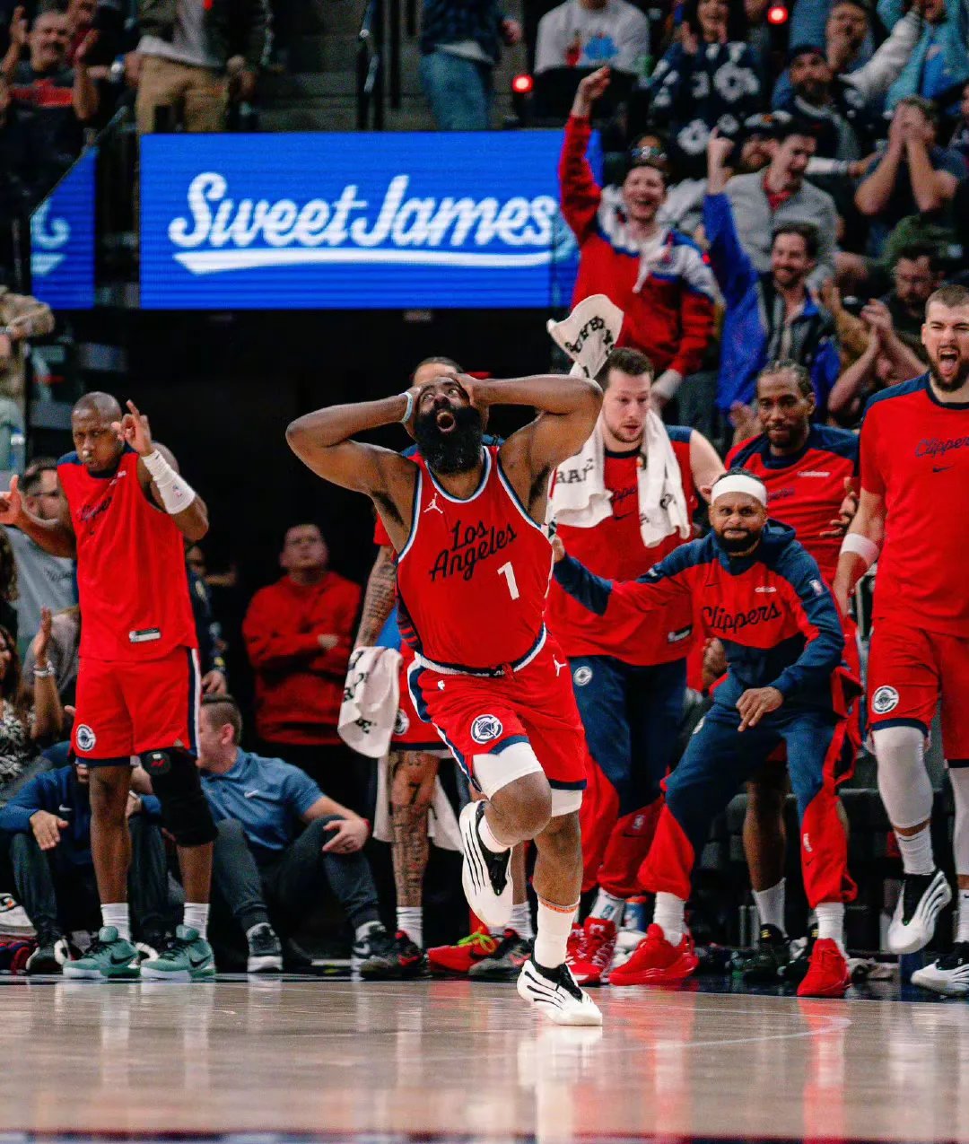 包含快船球队胜利欢呼不已，球迷热情支持的词条