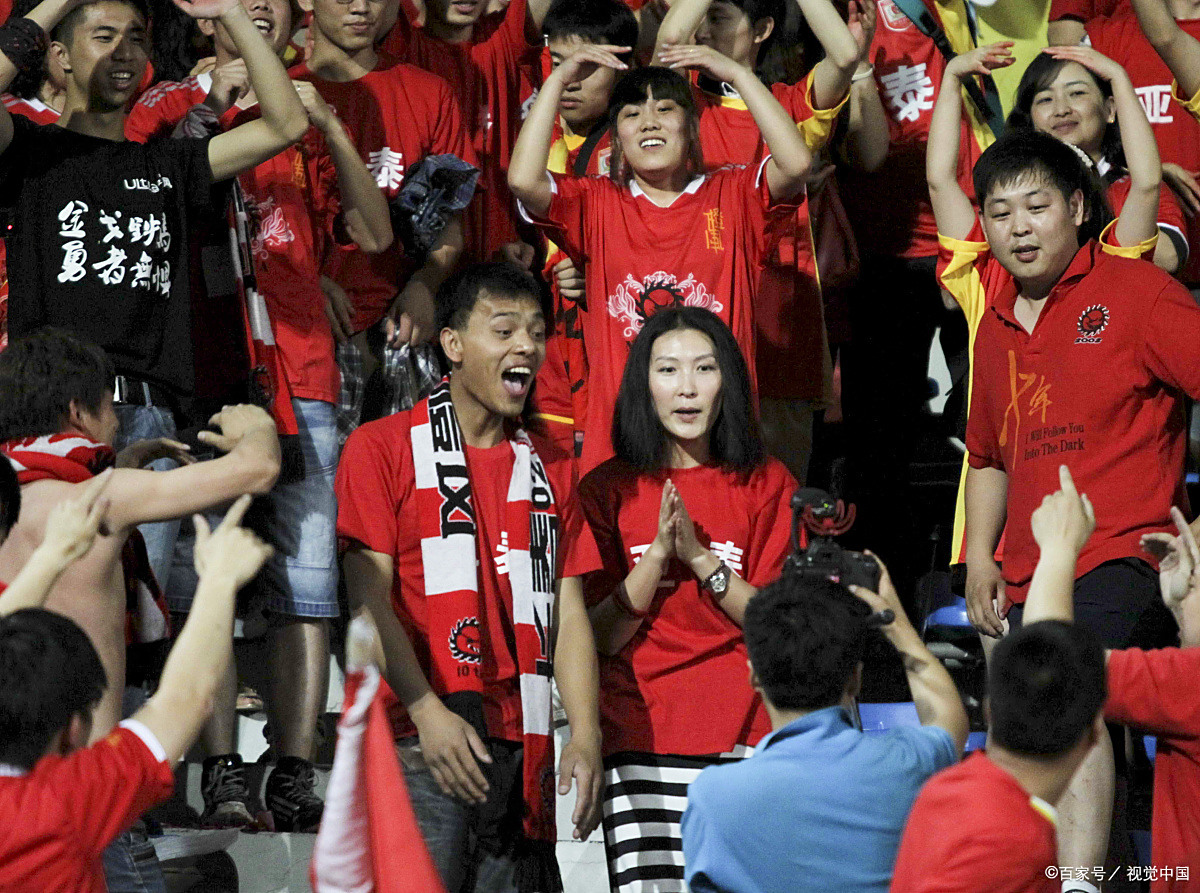 精彩的体育盛事上演,观众为球员加油喝彩的简单介绍 精彩的体育盛事上演,观众为球员加油喝彩的简单介绍