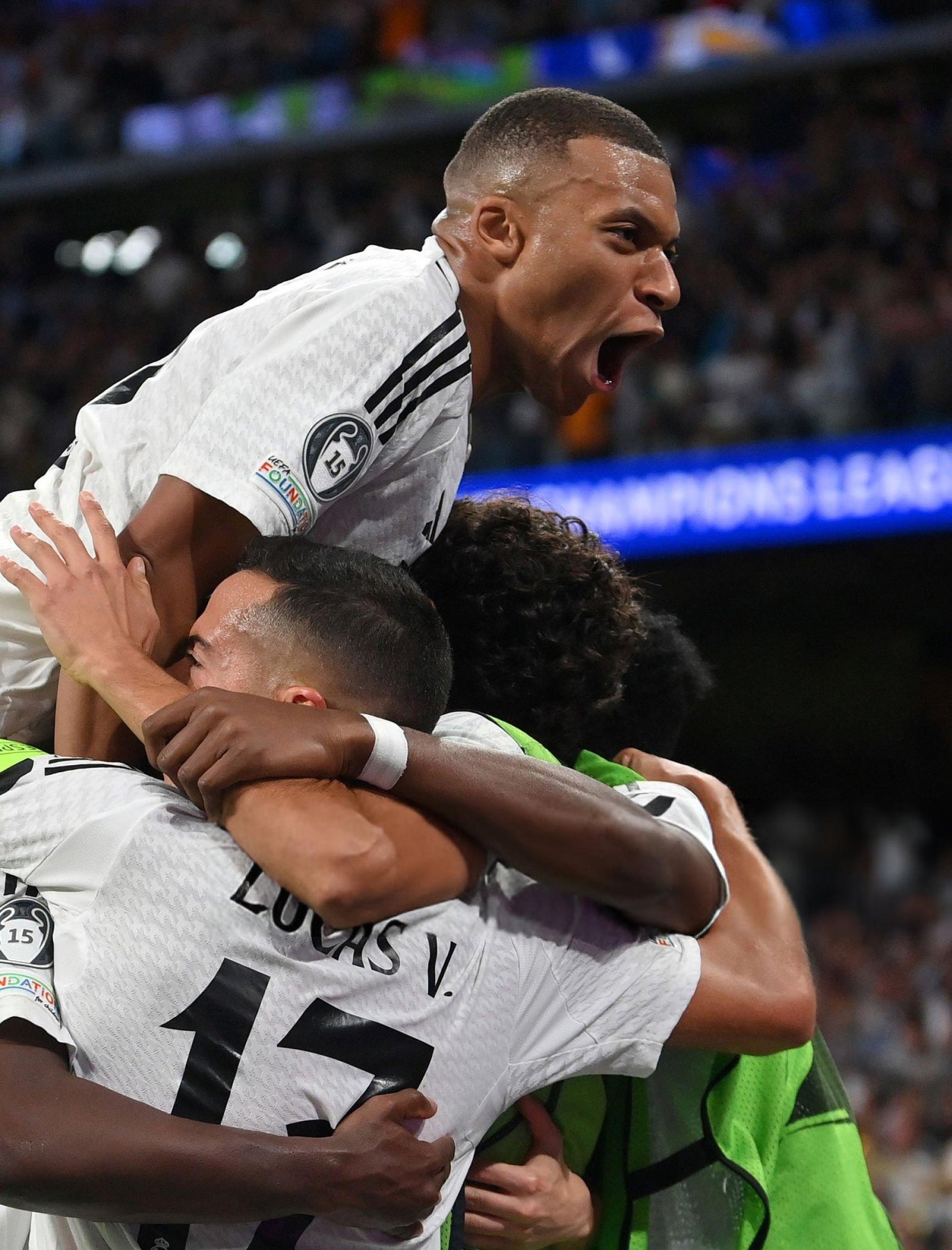 爱游戏体育直播-经典对决再现，球场上演精彩一幕