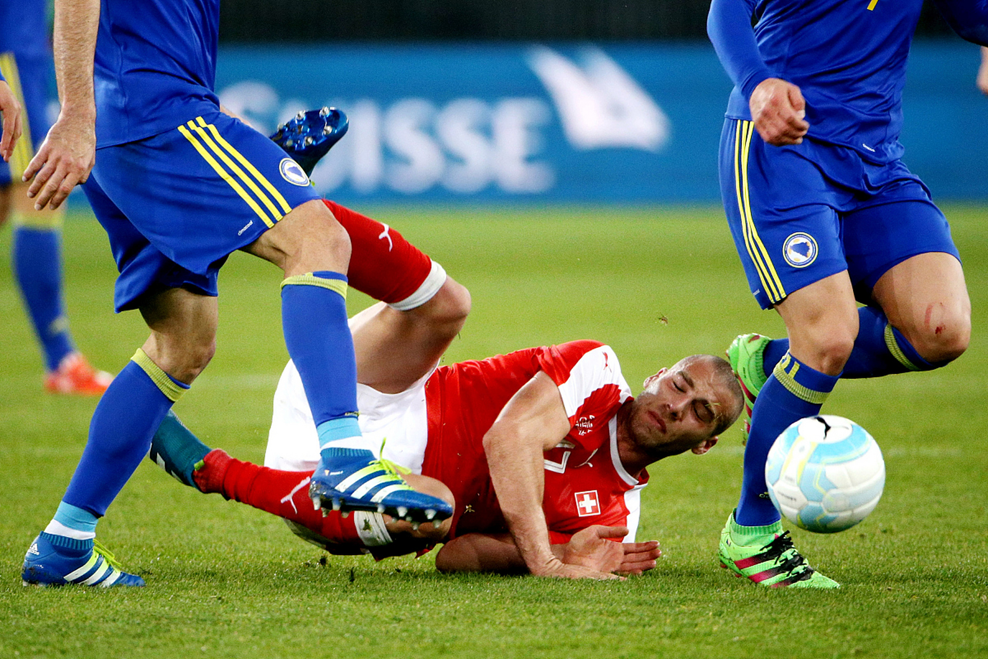 爱游戏网页版-俄罗斯队突破重围，杀入国际足球赛事半决赛