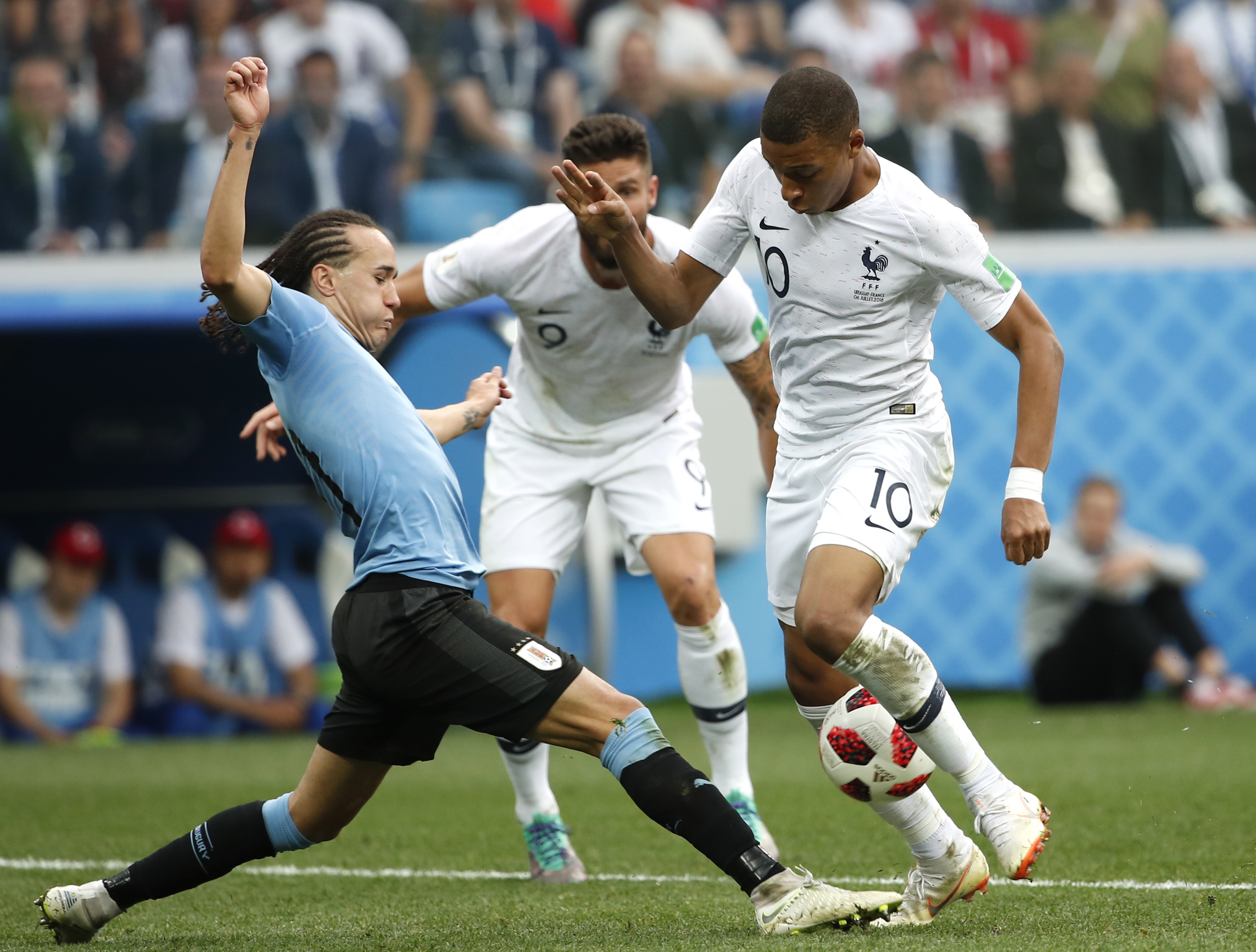 俄罗斯队突破重围，杀入国际足球赛事半决赛