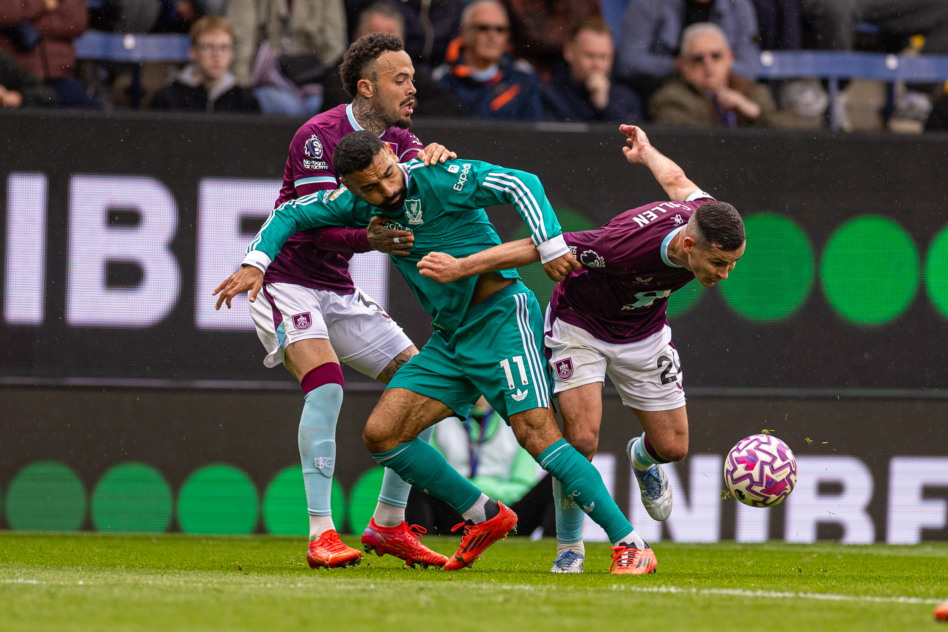 爱游戏官网-利物浦险胜晋级，英超传统豪门摘星