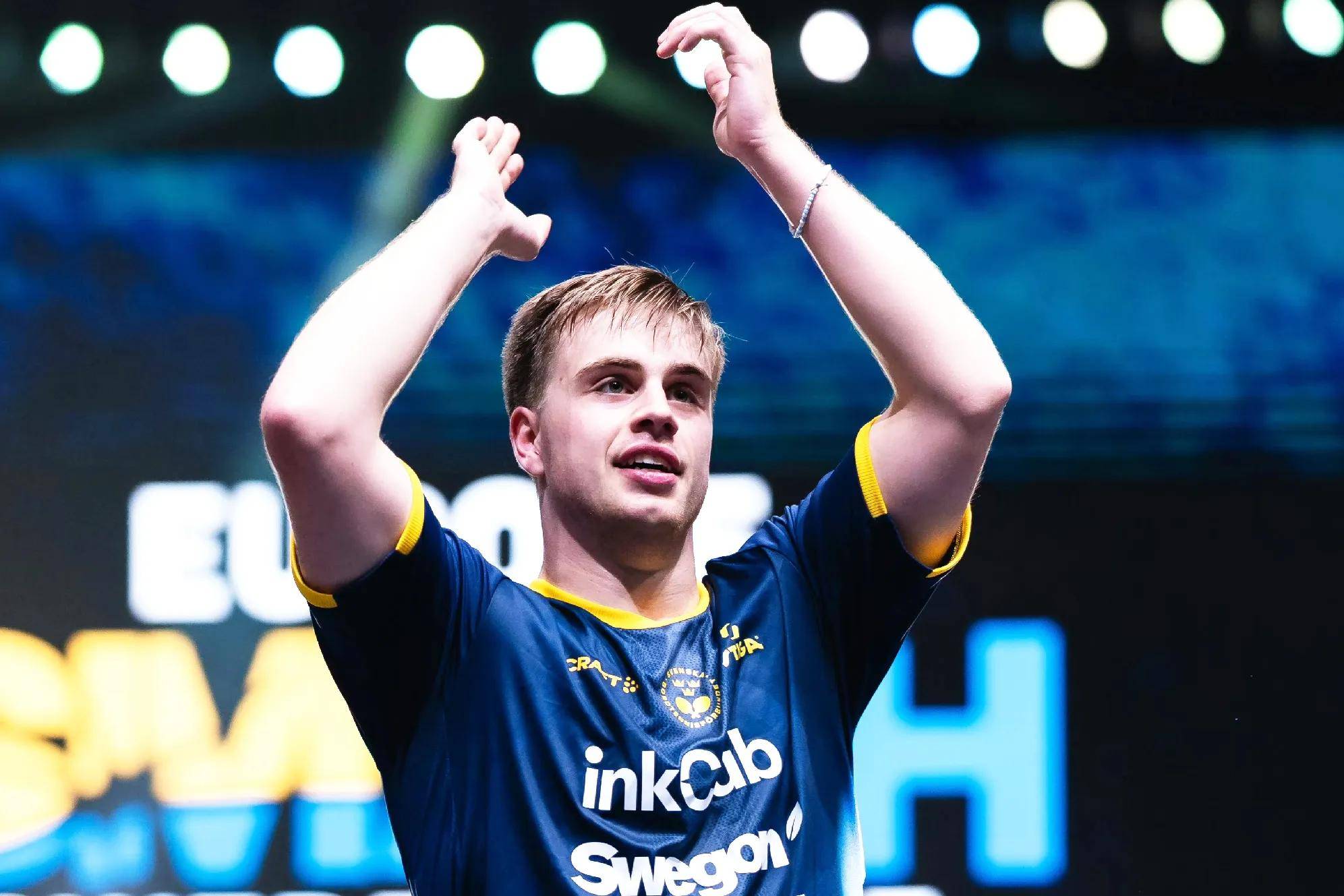 瑞典队球员努力拼搏，赢得掌声